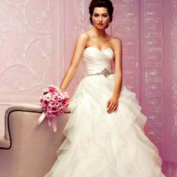 Wedding dress - Picture 1 of 13